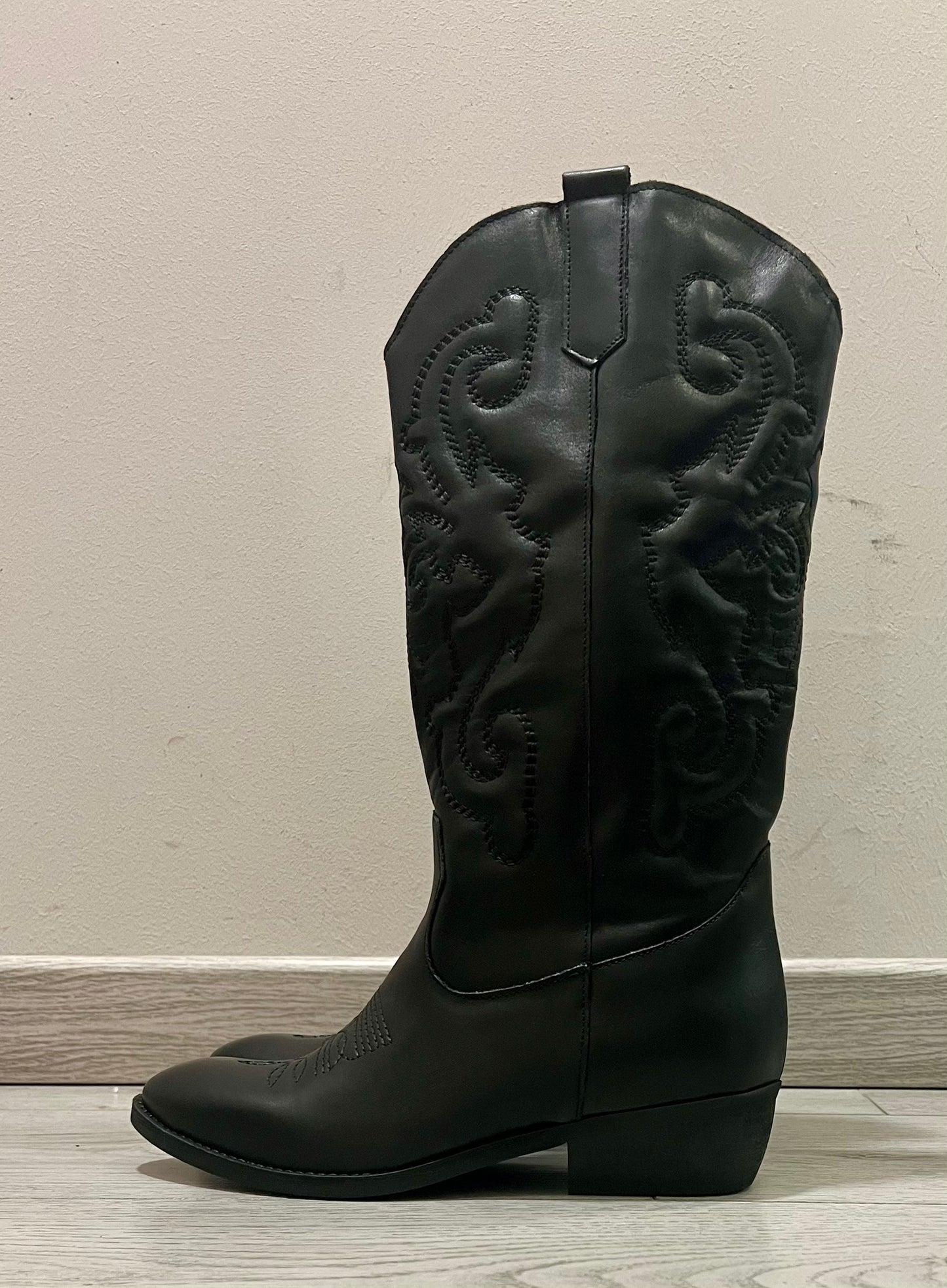Stivale DIVINE FOLLIE in pelle nera con ricami