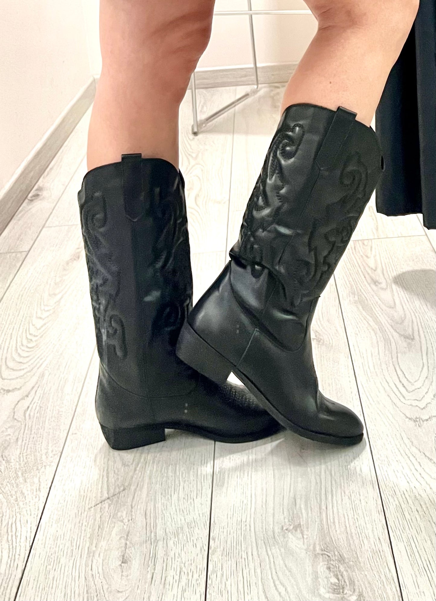 Stivale DIVINE FOLLIE in pelle nera con ricami