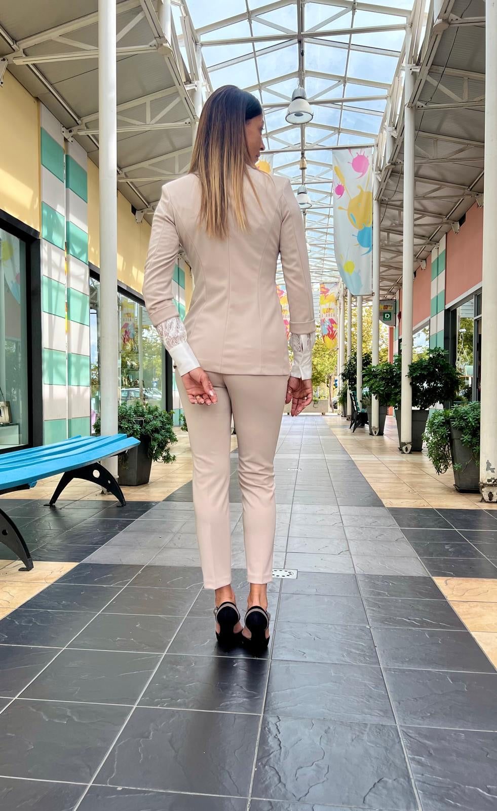 Pantalone slim beige con cinta raso