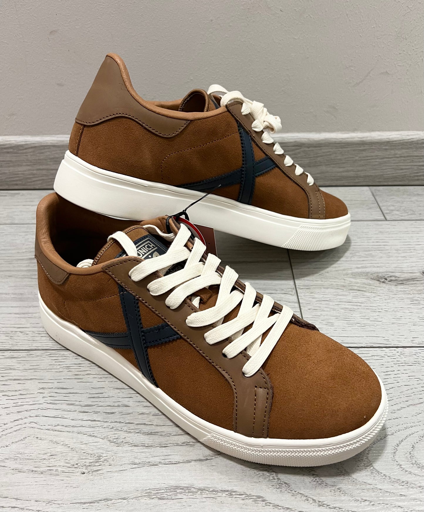 Sneakers scamosciata marrone