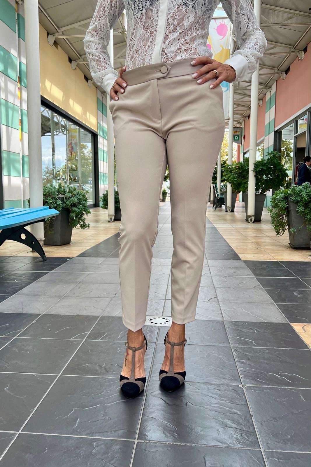 Pantalone slim beige con cinta raso